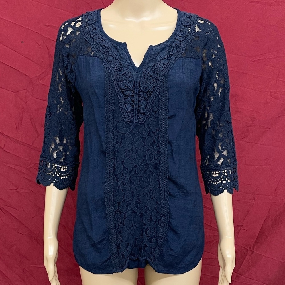 Gorgeous Navy Gauze, eyelet and lace top size medium